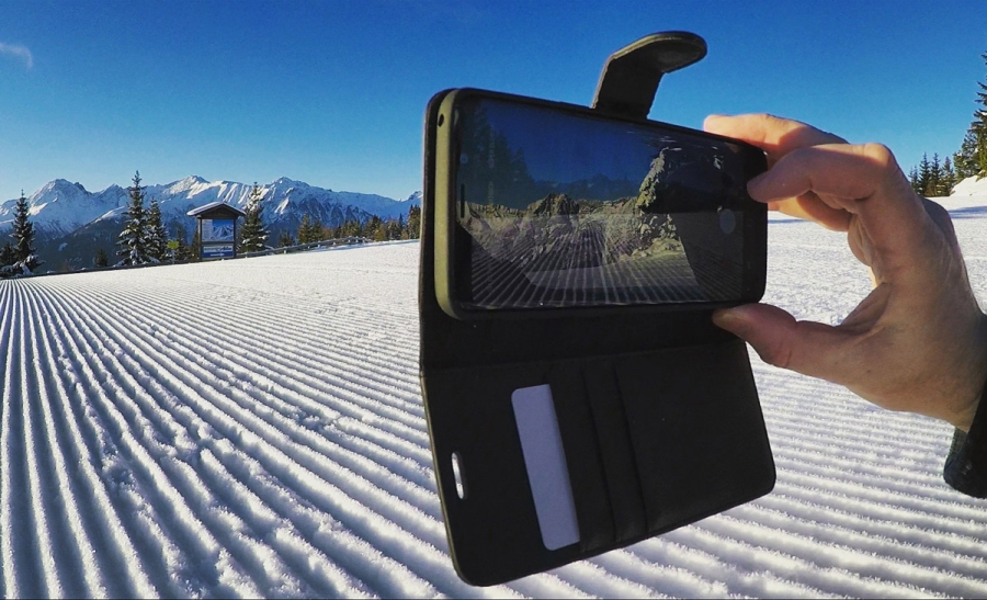 Mobiel opladen tijdens de wintersport.